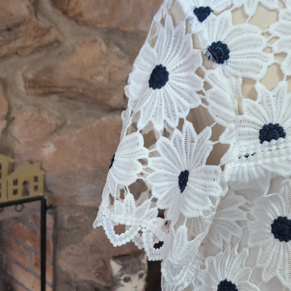 Raffella Chic Floral Lace Blouse - White and Black Size L - Picture 7 of 9